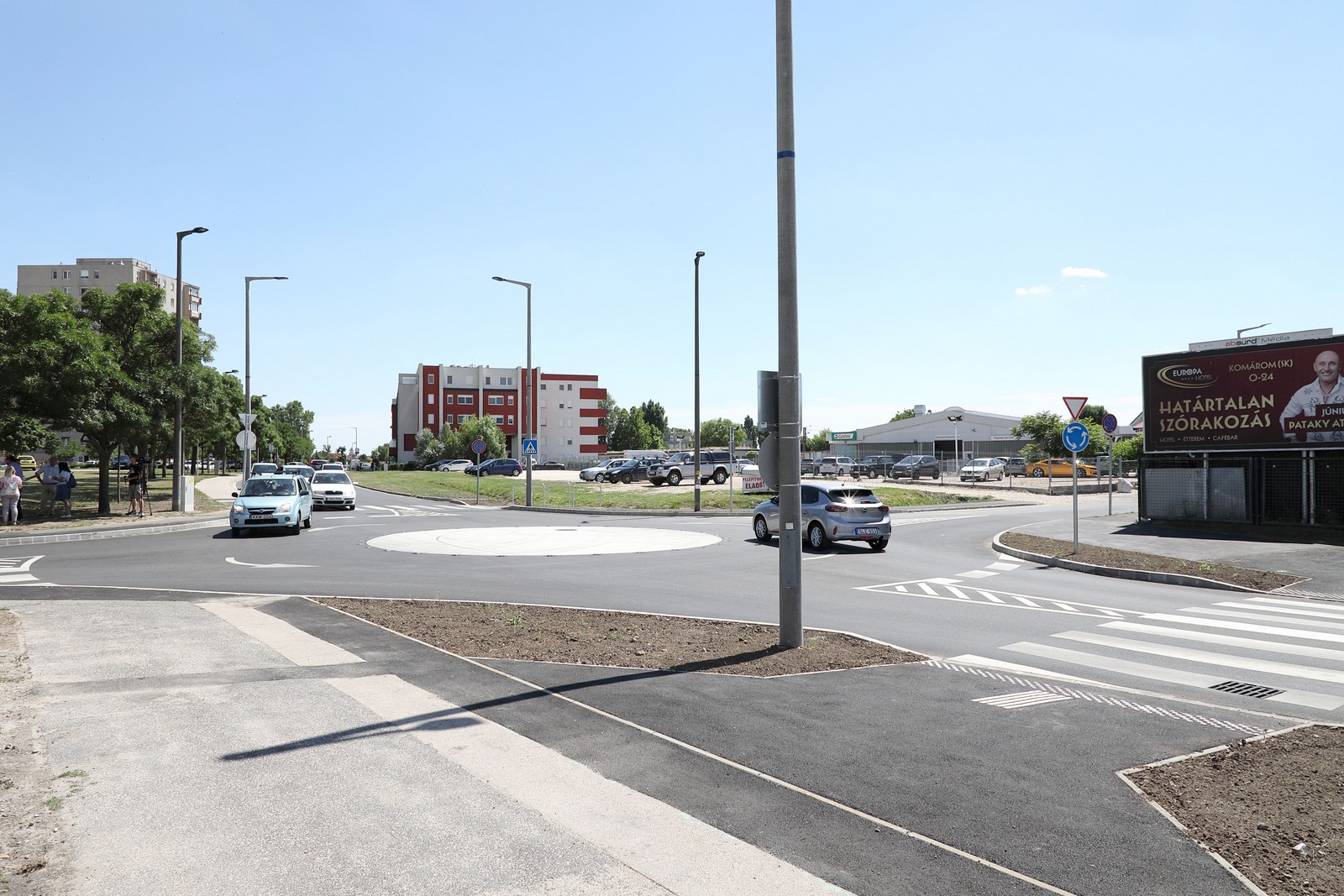 Ilyen lett az új körforgalom a Selyem és a Horog utca kereszteződésében